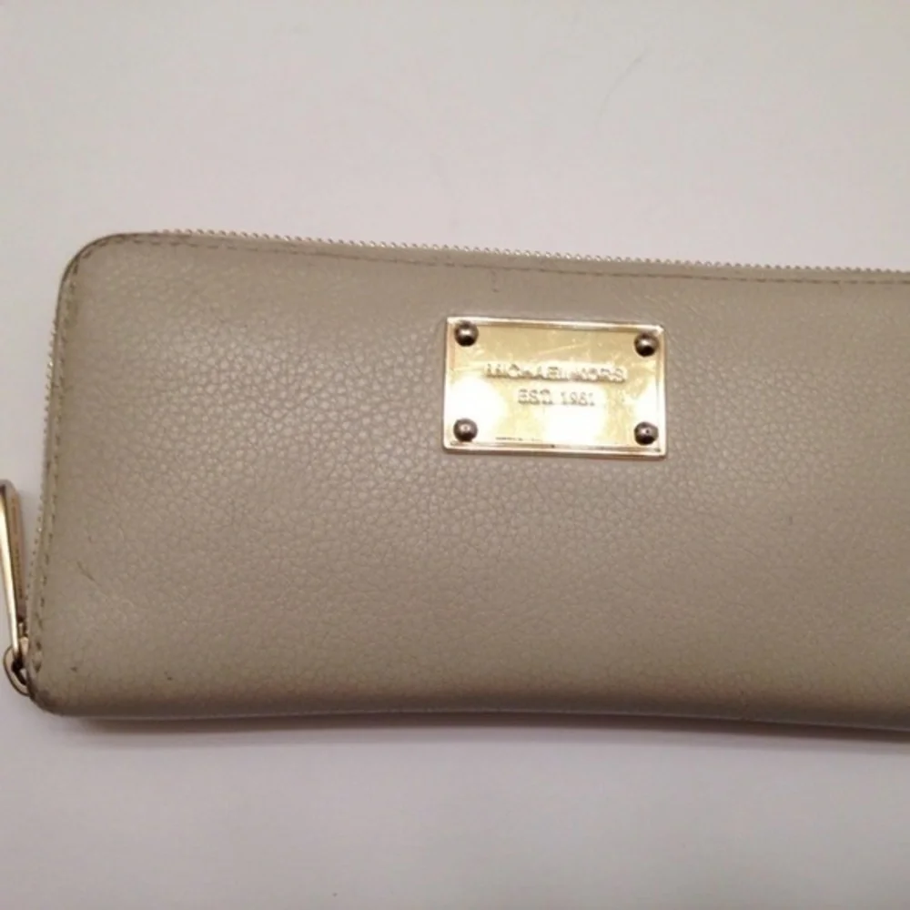 MICHAEL KORS CREAM LEATHER ZIPPER ACCORDION WALLET